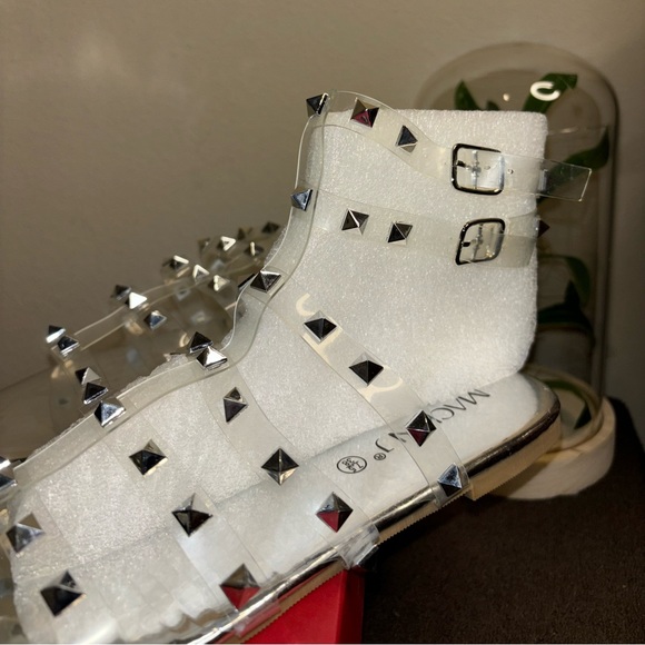 Mackin J silver sandals; clear with silver pointed studs; nice and comfortable - Picture 9 of 16